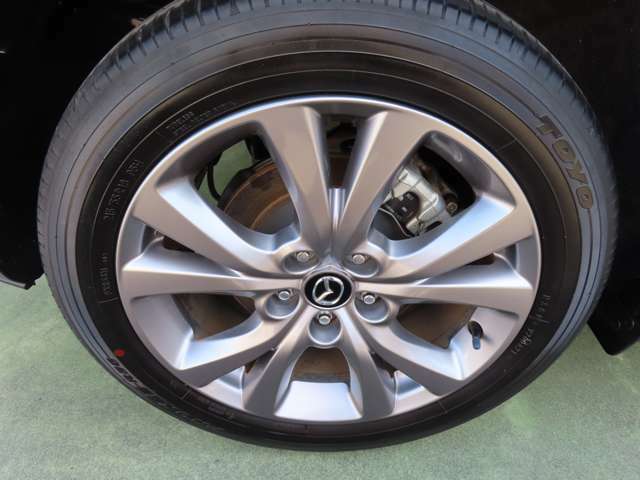 CX-30に標準装備されている18インチの純正アルミホイールですタイヤサイズは「215/55R18」となっております☆