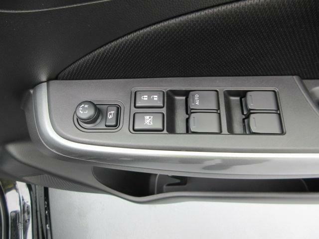 運転席アームレストに、【リモコンドアミラー】【パワーウィンドウ】スイッチあり。手元で操作ラクラク。