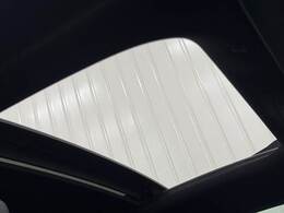 開放感のある人気アイテムの【サンルーフ】搭載。