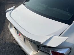 【リヤスポイラー】スポーツカーらしさがグッと引き立つリヤスポイラーを装着♪高速走行時のスタビリティ（走行安定性）向上に役立ちます。