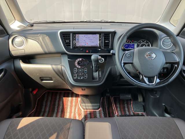 運転席まわりは機能的にまとまっています！足元が広々のインパネATです♪