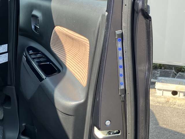 運転席ドアにはLEDイルミネーションを採用しており、夜間の路上駐車時にも後方・側方からの視認性を確保。周囲車両への注意喚起として、安全性を高めます。