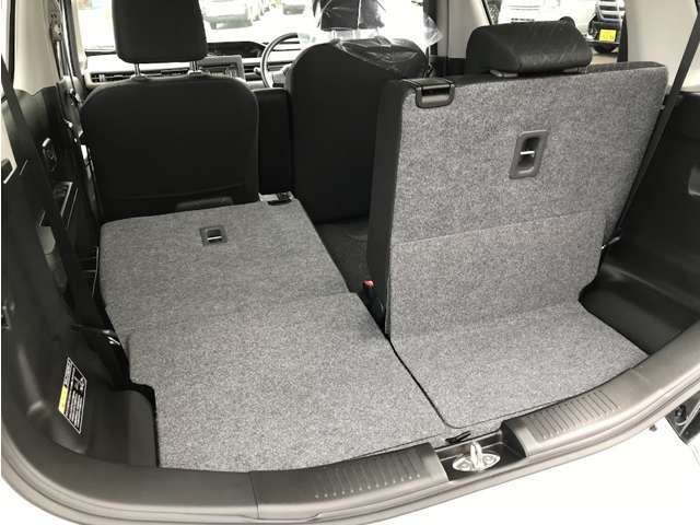 リアシートを倒せば比較的大きなお荷物も積めます！