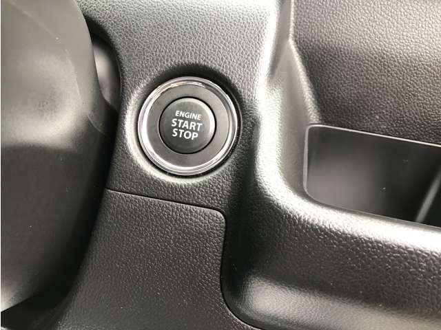 エンジンスタートボタンです。キーが車内にあれば、エンジンの始動・停止はブレーキを踏んでスイッチを押すだけ！キーを取り出す手間を省き、ワンプッシュでエンジンを操作するので簡単でスムーズです。