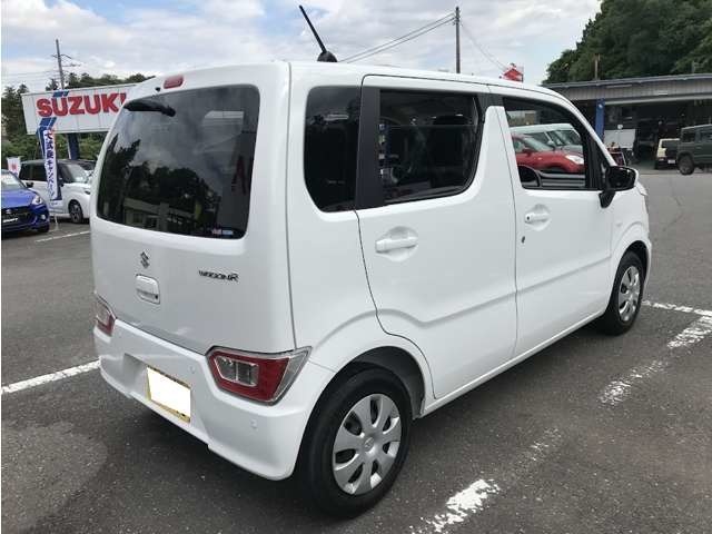 後部座席はプライバシーガラスです。断熱効果もあるので車内温度の上昇を防いでくれます。夏場のエアコンの効きも良くなり、快適に過ごせます！燃費向上にもつながります！！