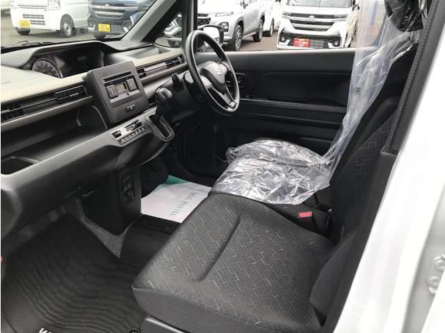 助手席からでも運転席への移動が可能です！