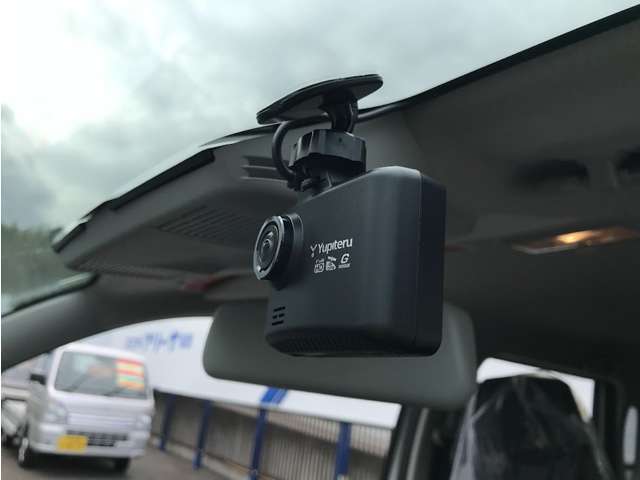 あなたの心強い目撃者！運転時に前方の映像を記録するドライブレコーダー付です！