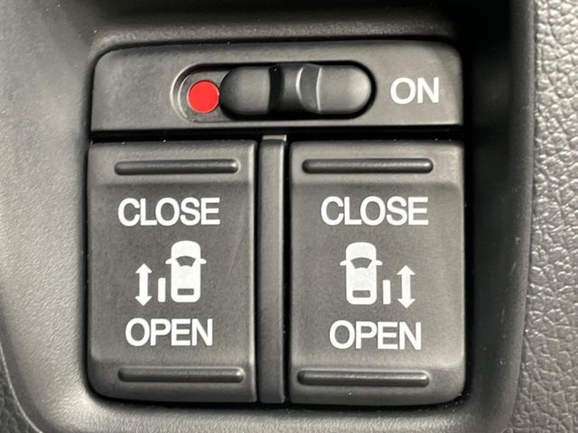 【両側パワースライドドア】スマートキーや運転席のスイッチで後席両側スライドドアの開閉が可能♪電動だから力を入れてドアを開ける必要が無く、小さなお子様でも簡単に開け閉めでき快適です♪
