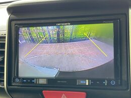 【バックカメラ】駐車時に後方がリアルタイム映像で確認できます。大型商業施設や立体駐車場での駐車時や、夜間のバック時に大活躍！運転スキルに関わらず、今や必須となった装備のひとつです！