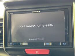 【ナビゲーション】目的地までしっかり案内してくれる使いやすいナビ。Bluetooth接続すればお持ちのスマホやMP3プレイヤーの音楽を再生可能！毎日の運転がさらに楽しくなります！！