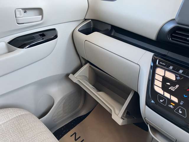 車検証一式が入りやすくなっています。