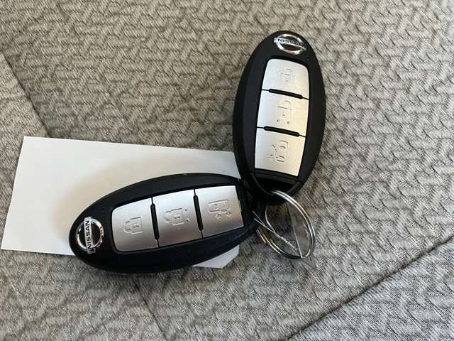 日産インテリジェントキー！遠くからでも鍵を開けられます。ハザード ランプが連動して光ってくれるのも 確認しやすくていいですよね♪