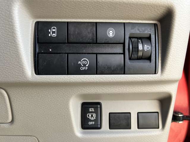 電動片側スライドドアです。運転席のスイッチでも開閉可能です。