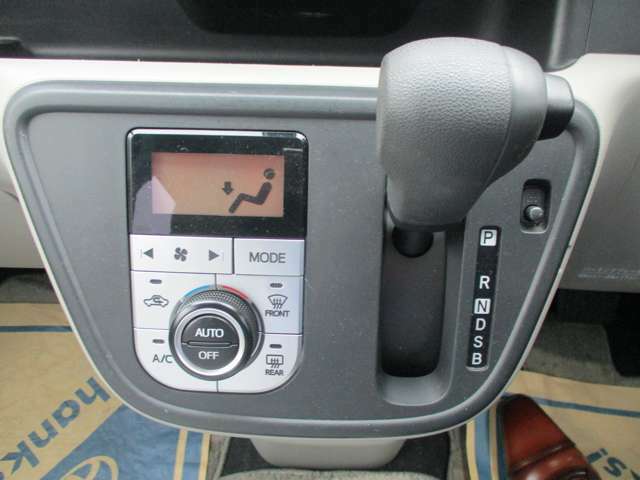 オートエアコンなので、お好みの温度に設定することで車内を快適にしてくれます