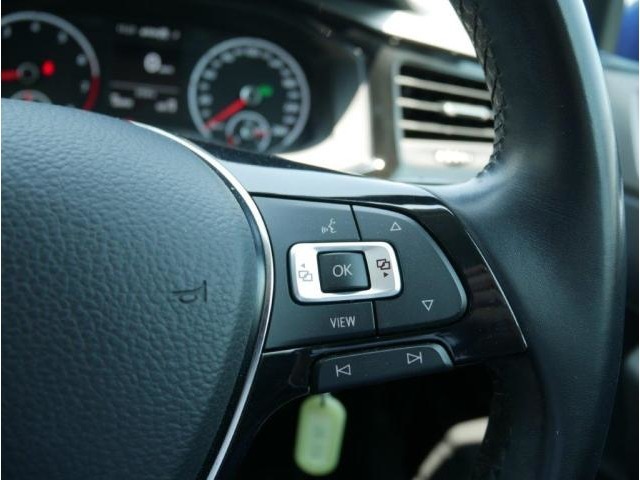 オーディオ機能やメーターディスプレイなどステアリングから手を離さずに操作でき、快適なドライビングをサポートします。