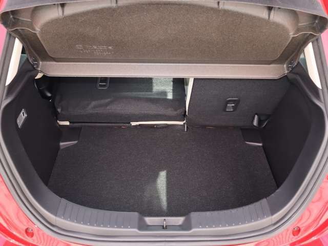 大きな荷物を積みたい時、奥行きが必要な時は、リヤシートを倒してお使い頂くとフラットな奥行きが広がり、とても使い勝手が良いです！