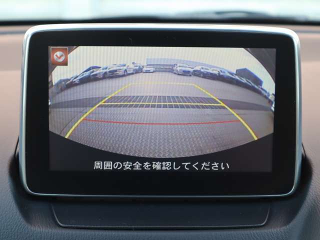 カラーで後方映像をモニターに映し出してくれるので、ショッピングモールのような狭い駐車場であったとしても障害物を見つけ、楽々駐車することができますね。