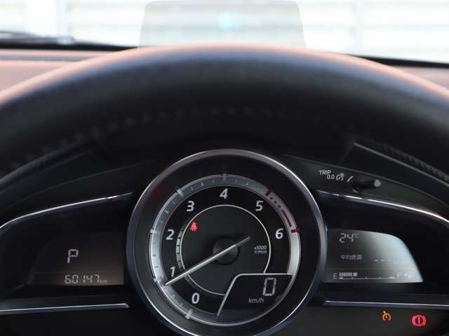 運転視界の遠方上方に虚像を投影することで前を見ながら情報の視認ができます。本当にドライバーが必要な情報を適切に伝え、楽しんで頂くことを考えた新世代装備です。※虚像は1.5m前方に浮かぶイメージです。