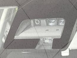 【スズキ　セーフティサポート】走行中に前方の車両等を認識し、衝突しそうな時は警報とブレーキで衝突回避と被害軽減をアシスト。より安全にドライブをお楽しみいただけます。