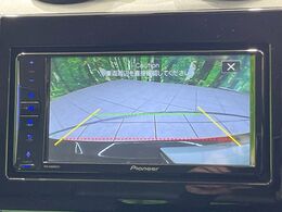 【バックカメラ】駐車時に後方がリアルタイム映像で確認できます。大型商業施設や立体駐車場での駐車時や、夜間のバック時に大活躍！運転スキルに関わらず、今や必須となった装備のひとつです！