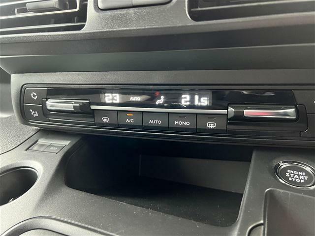 運転席と助手席ごとに温度を変えてご利用いただけます。表記されている数字は「シトロエン快適指数」と呼ばれており、車内を快適な室温に設定いただける指標となります冷房であれば14前後、暖房であれば24前後でお使