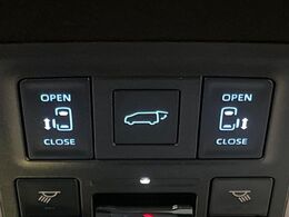 【パワーバックドア】スマートキーや運転席のボタンを押すだけでリアゲートが自動で開閉します！荷物を持っている時や、高い位置にあるバックドアを閉める際に便利な機能です♪