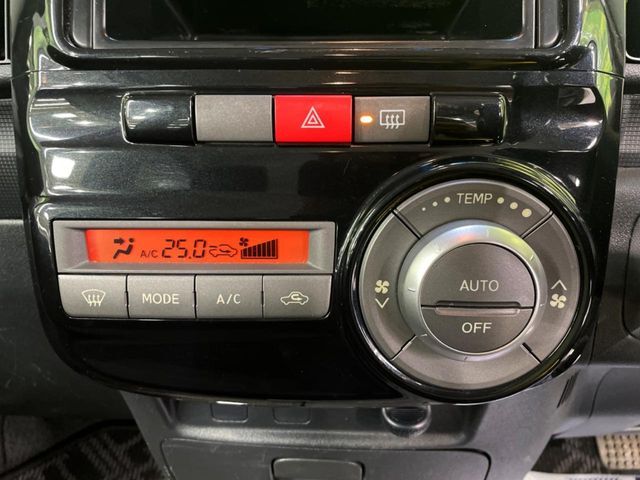 【オートエアコン】一度お好みの温度に設定すれば、車内の温度を検知し風量や温度を自動で調整。暑い…寒い…と何度もスイッチ操作をする必要はありません。快適な車内空間には必須の機能ですね♪