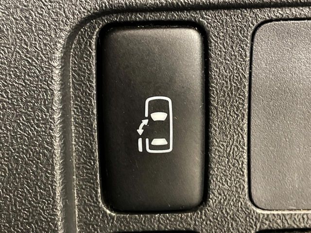 【パワースライドドア】スマートキーや運転席のスイッチでスライドドアの開閉が可能♪電動だから力を入れてドアを開ける必要が無く、小さいお子様でも、重い荷物を持っている時もラクに開け閉めできます♪
