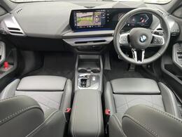 ドライバーに向かってレイアウトされた機能的なセンターコンソールやコントロール類がもたらす高い操作性。常に、運転に集中できるレイアウトがBMWの特徴です。