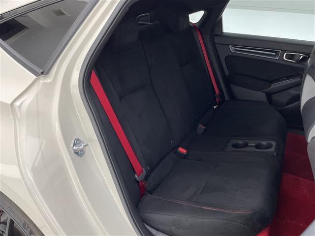 【後部座席】『後部座席周辺』の画像になります。写真の内容に関してご不明点、ご質問等がございましたらお気軽にガリバー店舗までお問い合わせください。