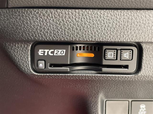 【ETC】有料道路を利用する際に料金所で停止することなく通過できる、ETC車載器（ノンストップ自動料金収受システム機器）が装備されています。セットアップを行うことで利用可能になります。