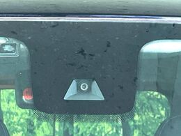 【三菱e-Assist】走行中に前方の車両等を認識し、衝突しそうな時は警報とブレーキで衝突回避と被害軽減をアシスト。より安全にドライブをお楽しみいただけます。