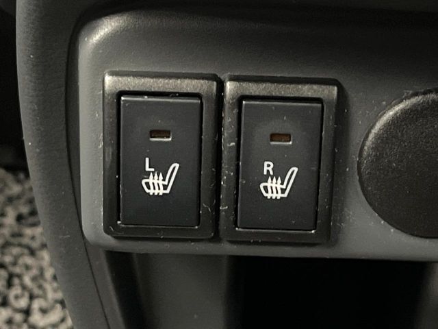 【シートヒーター】寒い日に重宝するシートヒーター！エアコンより早く温まってくれるので寒がりの人も安心ですね♪エアコンの温風は乾燥するから苦手、という方にもをおすすめです。