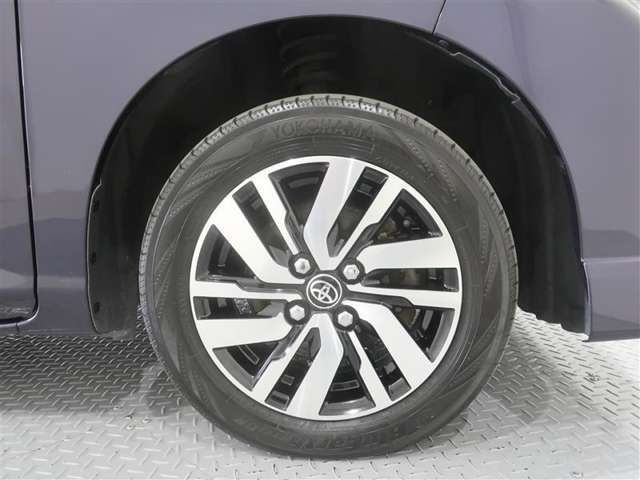 純正アルミホイールが似合ってます。タイヤサイズは165/65R14　です。