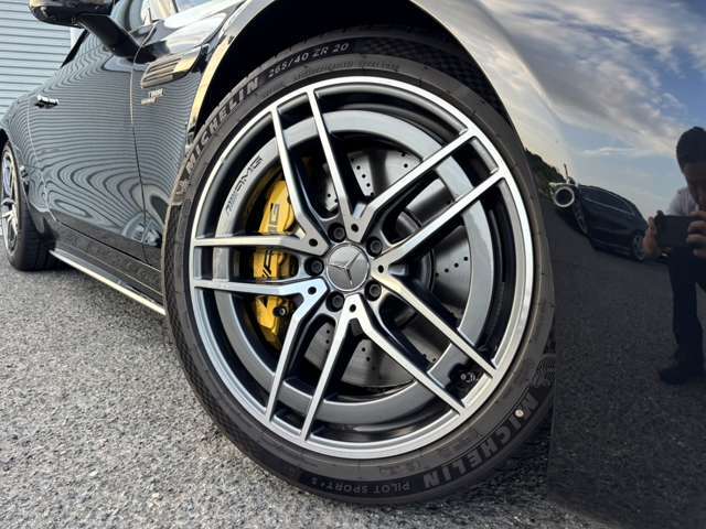 メルセデス・ベンツの定める厳しい基準をクリアしたお車のみをご案内させて頂きます。納車前整備はメーカー規定に基づき最大100項目にも及ぶ点検を熟練のメカニックによって行いご納車させて頂きます。