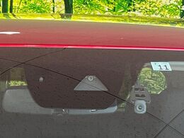 【スマートシティブレーキサポート】低速走行中に前方の車両等を認識し、衝突しそうな時は警報とブレーキで衝突回避と被害軽減をアシスト。より安全にドライブをお楽しみいただけます。