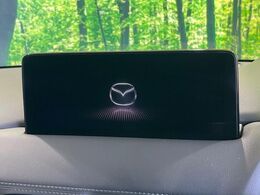 【8.8インチマツダコネクト】車内の雰囲気にマッチした大型のディスプレイ。スマホ接続でのナビ使用やBluetooth再生等、様々な機能が楽しめます。直感的なダイヤル操作が可能で、使い勝手も良好です。