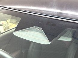 【スズキ　セーフティサポート】走行中に前方の車両等を認識し、衝突しそうな時は警報とブレーキで衝突回避と被害軽減をアシスト。より安全にドライブをお楽しみいただけます。