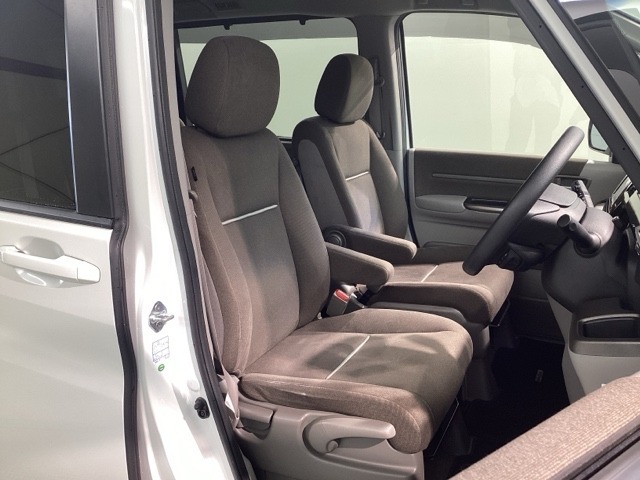 大きなフロントシートでゆったりとドライブ、長距離運転も疲れません♪ハイトアジャスターも付いているのでお好きな位置に調整できます。
