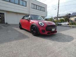 当社は保証付・整備付の車両のみ販売しています。車両価格はもちろんのこと、販売諸経費も徹底的にコストカットに努力してます。