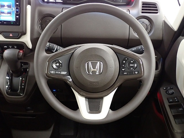 ハンドル左側にはオーディオ操作が出来るオーディオリモートコントロールスイッチ、右側にはHonda SENSINGとオートクルーズコントロールのスイッチを装備！