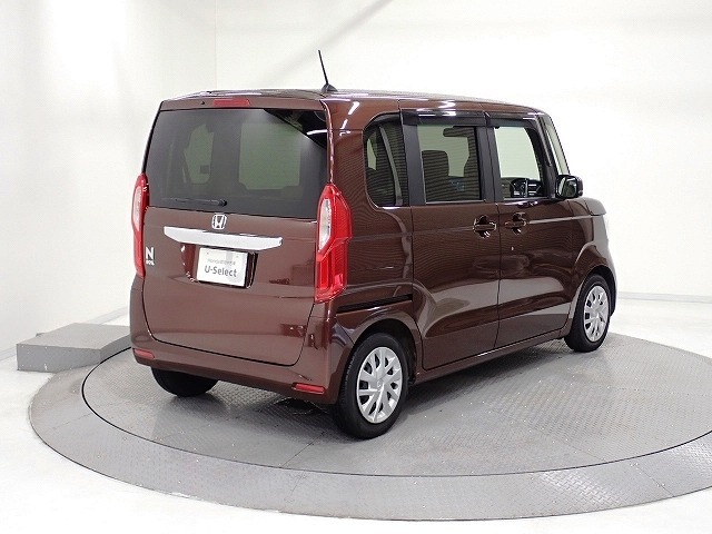 プライバシーガラスが装備されています。外を見るときには気にならずに、後方車両からは車内が見えにくい設計です、周りを気にせず、快適に運転できますよ。