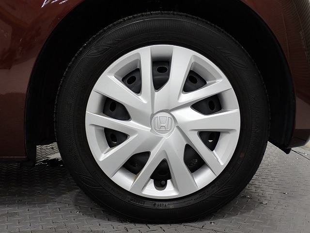 ホイールは車のデザインにマッチした専用タイプです。
