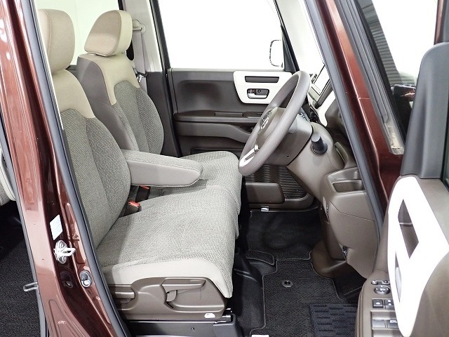 フロントシートはベンチシートです、運転席と助手席の移動が簡単です。真ん中にはアームレストも装備されています！ また運転席シートの高さも調整できます。