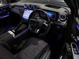 インテリアは適度な緊張感とリラックス間が感じられるデザイン。長時間のドライブでも疲れにくく、乗員全員が高い快適性を得ながら移動空間を楽しむことができます。