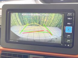 【バックカメラ】駐車時に後方がリアルタイム映像で確認できます。大型商業施設や立体駐車場での駐車時や、夜間のバック時に大活躍！運転スキルに関わらず、今や必須となった装備のひとつです！