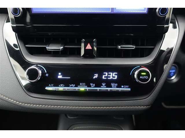 ★エアコンはオートタイプが装着済みです！オートモードにしておけば、車内温度を設定するだけで風の料や吹き出し口の切り替えを機械が行ってくれます！一年中快適な環境を作れますよ♪