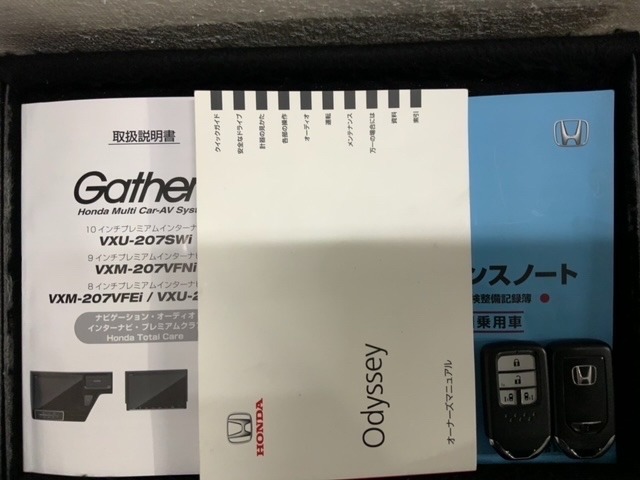 スマートキーは鍵をバッグに入れたままでもドアロックの開閉やエンジンのON・OFFができます。夜間や雨の日も鍵を探さなくて良いので便利です。
