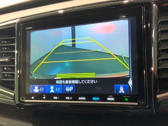 リバースギアに入れるだけで後方の表示へ切り替わります。夜間や雨の日の駐車も楽になりますよ。