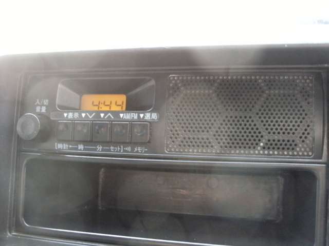 スピーカー一体型のFM/AMラジオが付いていて、楽しい車内です